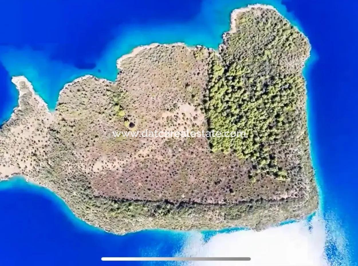 Die Zum Verkauf Stehende Insel Im Golf Von Gökova Im Bezirk Marmaris Hat Eine Grundstücksfläche Von 365000M2 Und Es Befindet Sich Ein Eingetragenes Haus Darin.