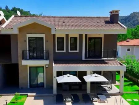 Marmaris Çamlı Mahallesinde Müstakil Yüzme Havuzlu 3 Oda 1 Salon Bahçeli Ultra Lüks Kiralık Günlük Villa